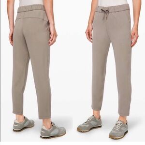 Lululemon On the Fly 7/8 Pant in Carbon Dust, size 10